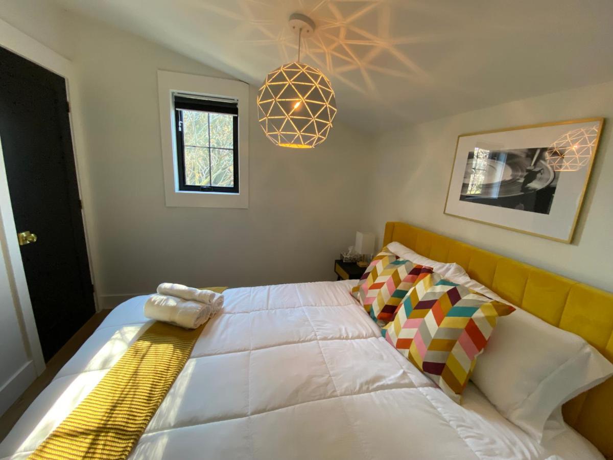 Stylish Downtown Kingsville Getaway With Putting Green, Firepit & Games Exterior foto