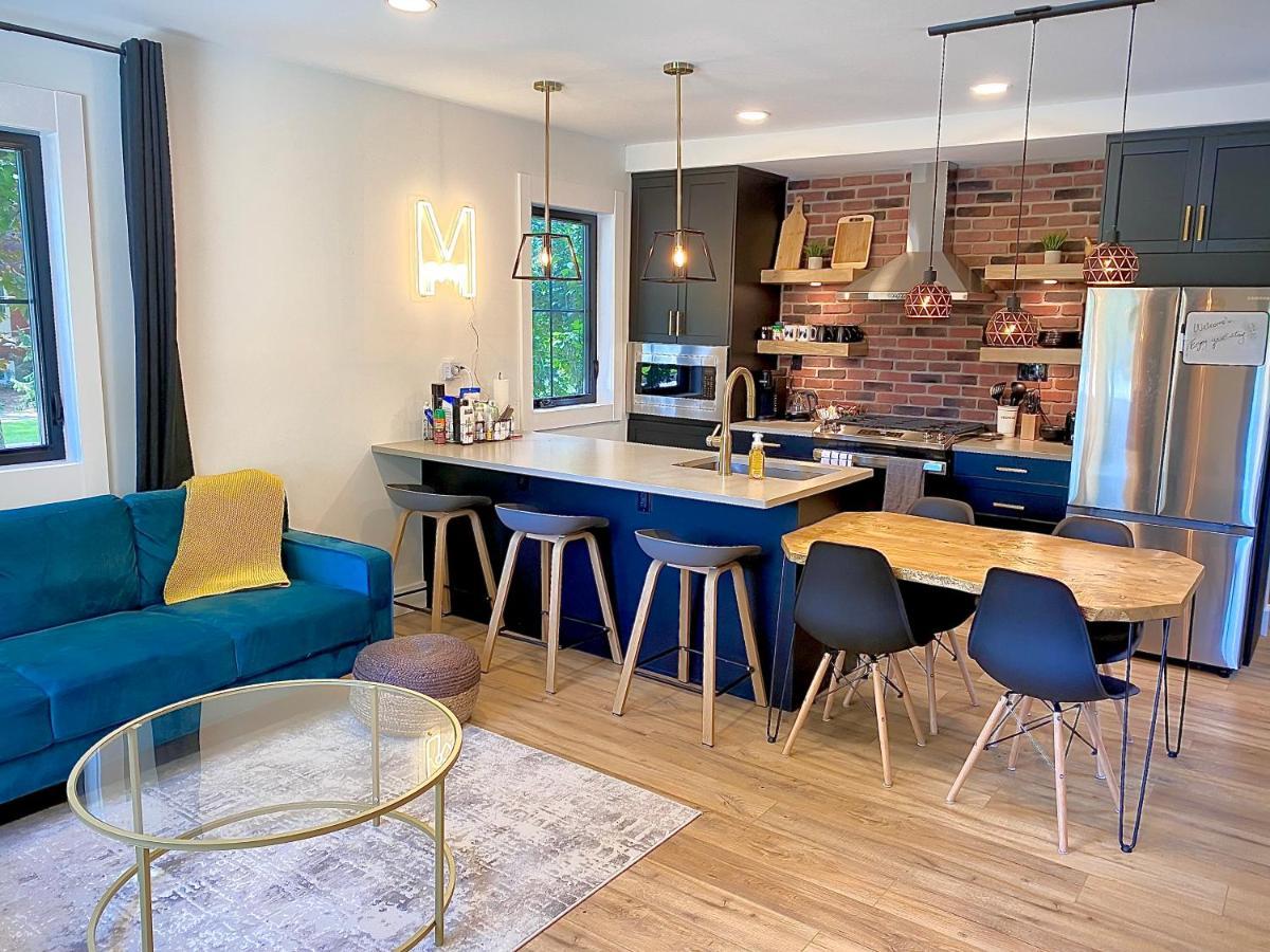 Stylish Downtown Kingsville Getaway With Putting Green, Firepit & Games Exterior foto